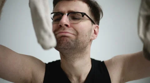 Man is smelling his socks Vidéo 44391517