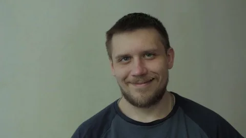 Man smiling and nodding. Video stock 77413450