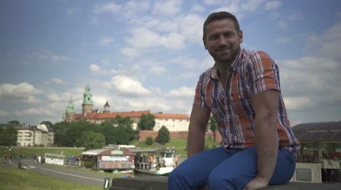 Man smiling at the camera against the castle 库存影片 65931661