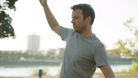 Man smiling while balancing on a Slackline/ Park / Sport Vídeos de archivo 144666090