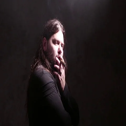 Man smokes cigar. 4K UHD Vídeo Stock 69654056