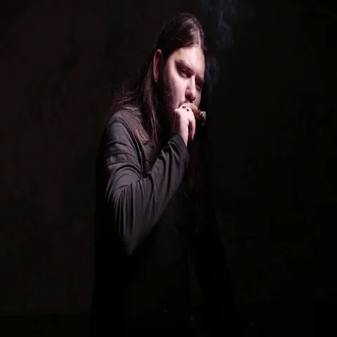 Man smokes cigar. 4K UHD Stockbeeldmateriaal 69654881