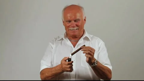 A man smokes cigar Vídeos de archivo 8639074