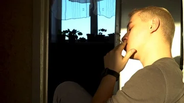 A man smokes a cigarette and drinks whiskey Vídeo Stock 86044963