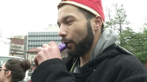 Man Smokes E-Cigarette Pro-Marijuana Inaugural Protest Vídeo Stock 71808411