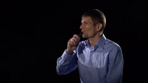 A man smokes an electronic cigarette 库存影片 73205765