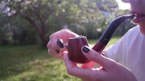 The man smokes a pipe 库存影片 78465433