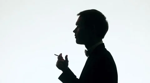 A man smokes in the shadows. Backlight. 스톡 동영상 59311673