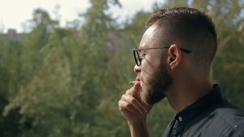 Man smoking a joint Stockbeeldmateriaal 95039210