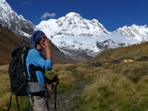 Man smoking pipe under the mountains Stock-Fotos