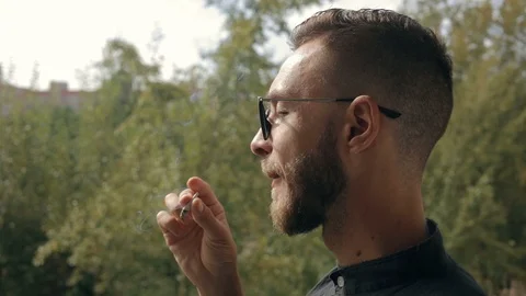 Man smoking a rolled up cigarette Vidéo 95039366