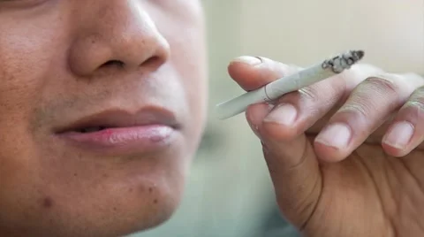 A man smooking ciggarete Stock Footage 41923487
