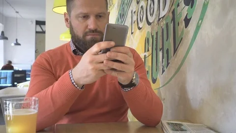 Man sms typing, writing, using app on smartphone, in pub, cafe, steadicam 库存影片 73228065