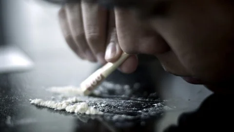 Man snorting cocaine 動画素材 88828462