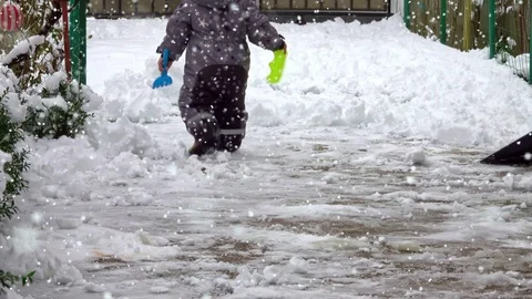 Man with snow shovel cleans sidewalks in winter Vídeos de archivo 101302125