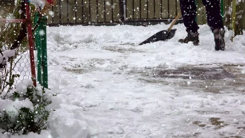 Man with snow shovel cleans sidewalks in winter Vídeos de archivo 101303022