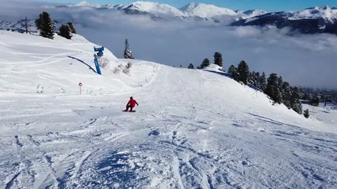 Man Snowboarding in Alps Vidéo 221560261
