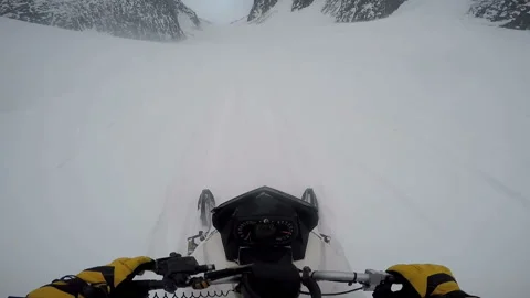 Man on a snowmobile rises up the slope 스톡 동영상 102160140