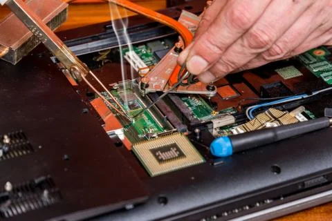 Man soldering computer Foto stock