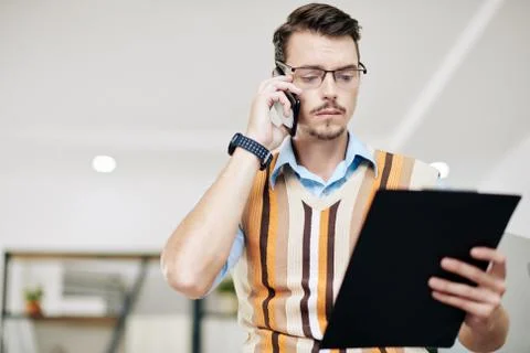 Man solving problems by phone Foto stock