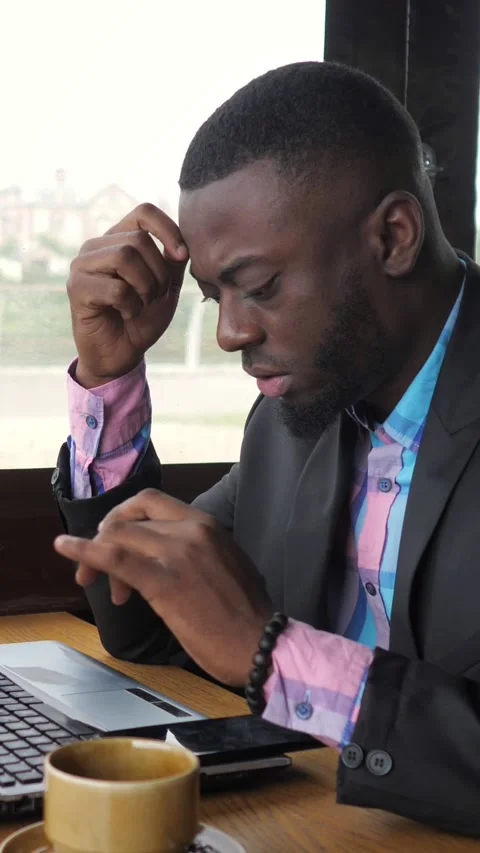 Man Solving Tech Issues Anxiously. Entrepreneur Struggles With Laptop At Cafe Vídeos de archivo 333241113