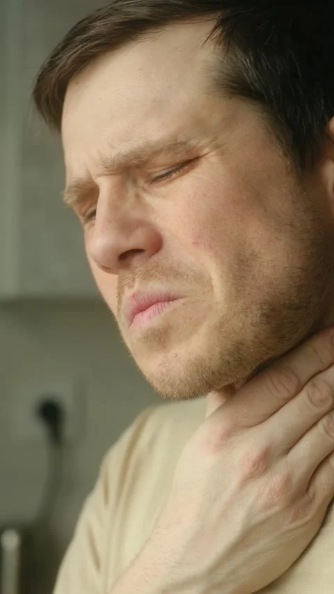 Man with sore throat suffering from pain Vídeo Stock 337828191