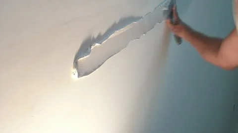 Man Spackle's Wall with Mud Видео 12597920