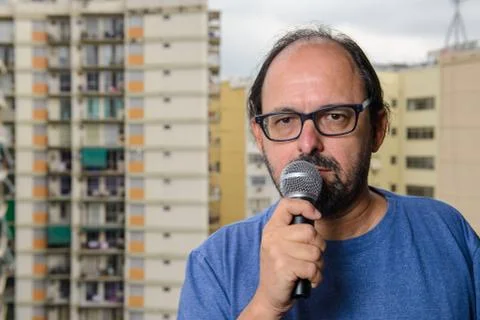 Man speaking into microphone Foto stock