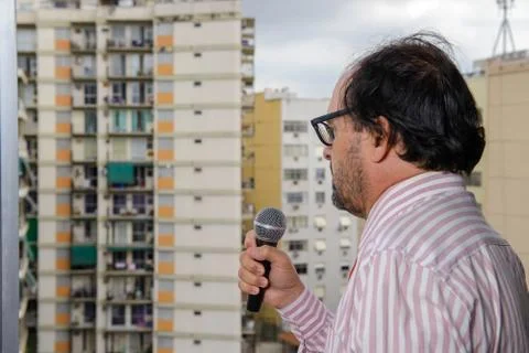 Man speaking into microphone Foto stock