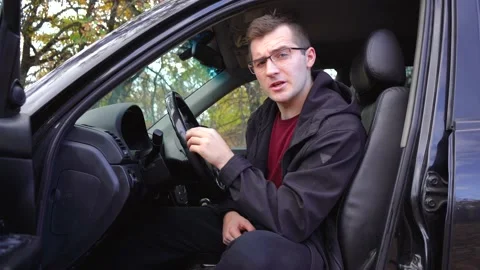 Man speaks to the camera while sitting in a car Vídeo Stock 141573549