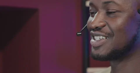 A man speaks on a headset close-up Видео 154983468
