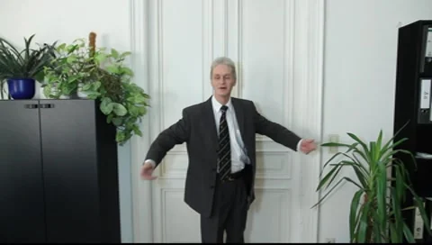 A man speaks in office Vídeos de archivo 8986522