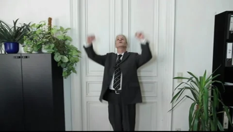 A man speaks in office Vídeos de archivo 8986549