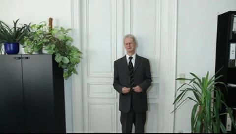 A man speaks in office Vídeos de archivo 8987743
