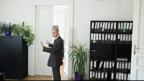 A man speaks in office Vídeos de archivo 8988472