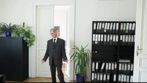 A man speaks in office Vídeos de archivo 8988642