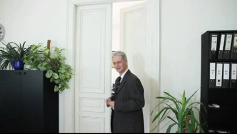 A man speaks in office Vídeos de archivo 8990532