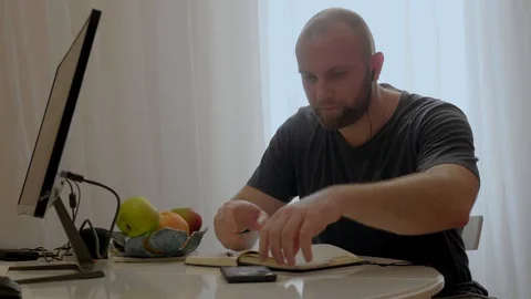 The man speaks via video link Stockbeeldmateriaal 129490046