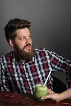 Man with spinach smoothie 库存照片