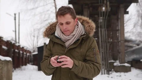 Man is spinning in the hands of a small device Vidéo 82318339