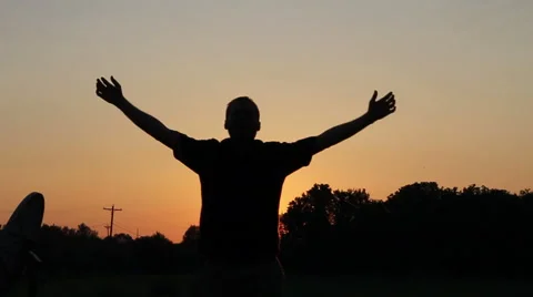 Man Spinning at Sunset Vidéo 49466261