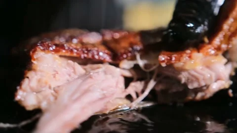 Man split smoky crunch pig rib with hands in black gloves. Stock-Footage 167706711