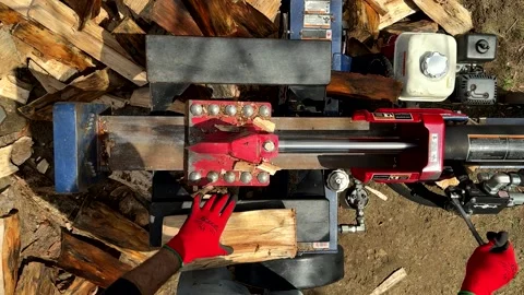 A man splitting a log using a log splitter Vídeos de archivo 244167223