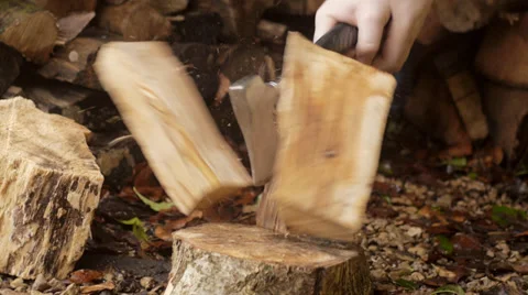 Man splitting logs with axe Video stock 34372615