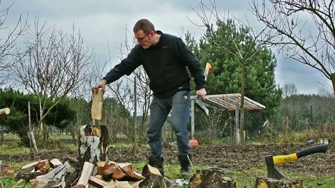 Man splitting wood in backyard 스톡 동영상 83771702
