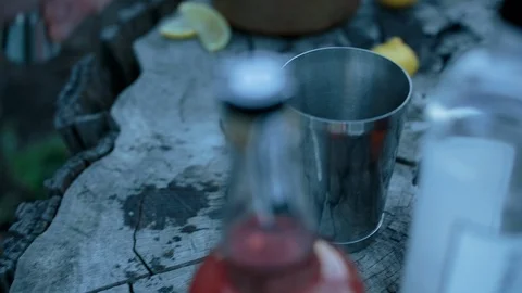 Man squeezing a slice of lemon Video stock 94883812