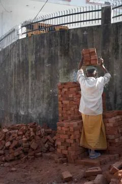 Man Stacking Bricks, Rishikesh, Uttarakhand, India Foto stock