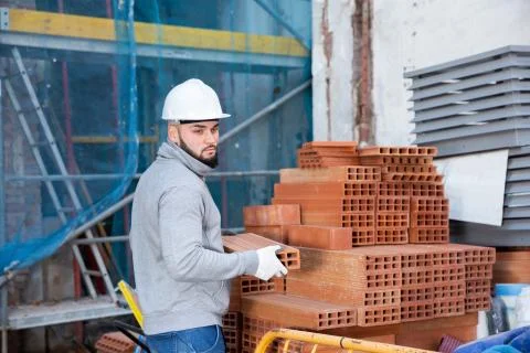 Man stacking red bricks Foto stock