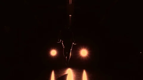 Man on stage in red lights Видео 76164103