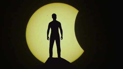 The man stand on a cliff on the background of solar eclipse Stock-Footage 61239565